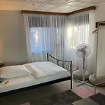 Privartzimmer 'ausfahrt Freihalten' בית אירוח