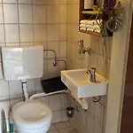 Privartzimmer 'ausfahrt Freihalten' * Husum