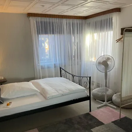 Privartzimmer 'ausfahrt Freihalten' ホームステイ