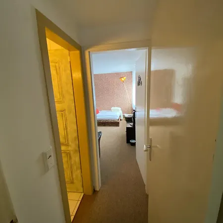 ホームステイ Privartzimmer 'ausfahrt Freihalten' *