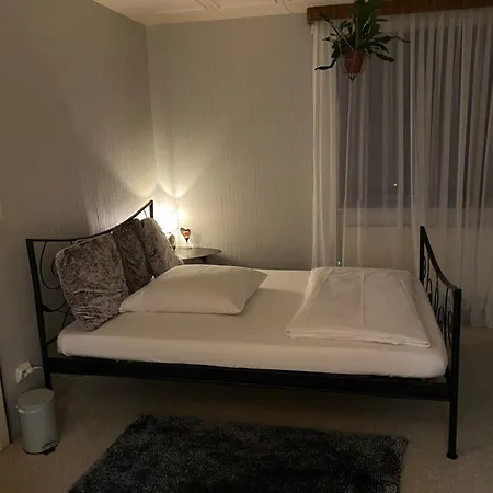 Privartzimmer 'ausfahrt Freihalten' ホームステイ *