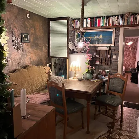 Privartzimmer 'ausfahrt Freihalten' ホームステイ