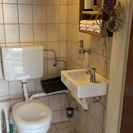 Privartzimmer 'ausfahrt Freihalten' * Husum (Schleswig-Holstein)