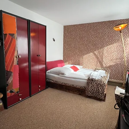 Privartzimmer 'ausfahrt Freihalten' 民宿 *